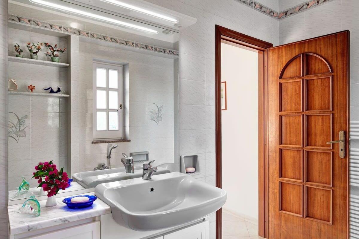 فيلا Relais Mamma Mia Sea Views Pool & Terraces ماسّا لوبْرينسِ المظهر الخارجي الصورة